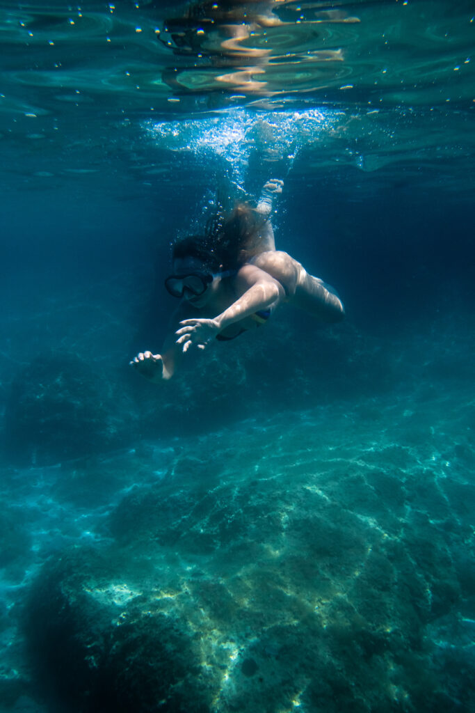 Weronika Bielik nurkuje pod wodą