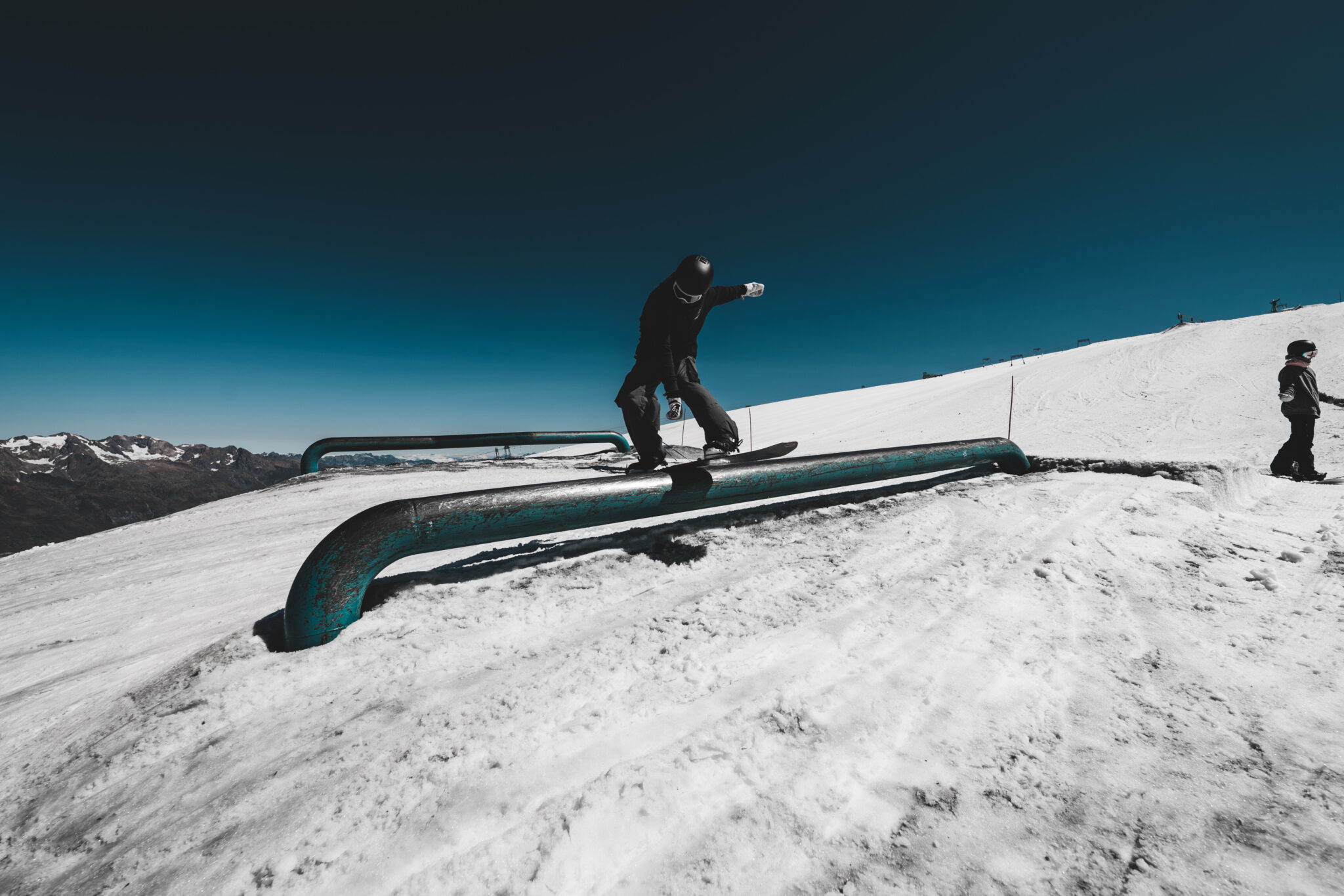 Snowboardzista jadący deską po rurze