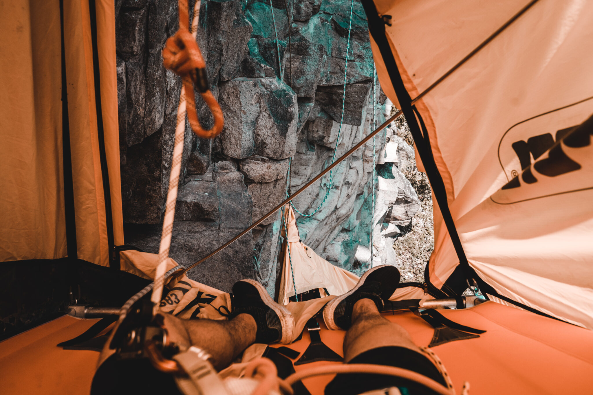 Wnętrze namiotu wiszącego na skale