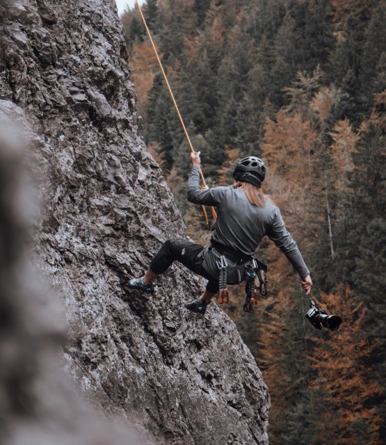 Fotograf Paweł Zalejski opuszcza się na linie z góry z aparatem w ręcę
